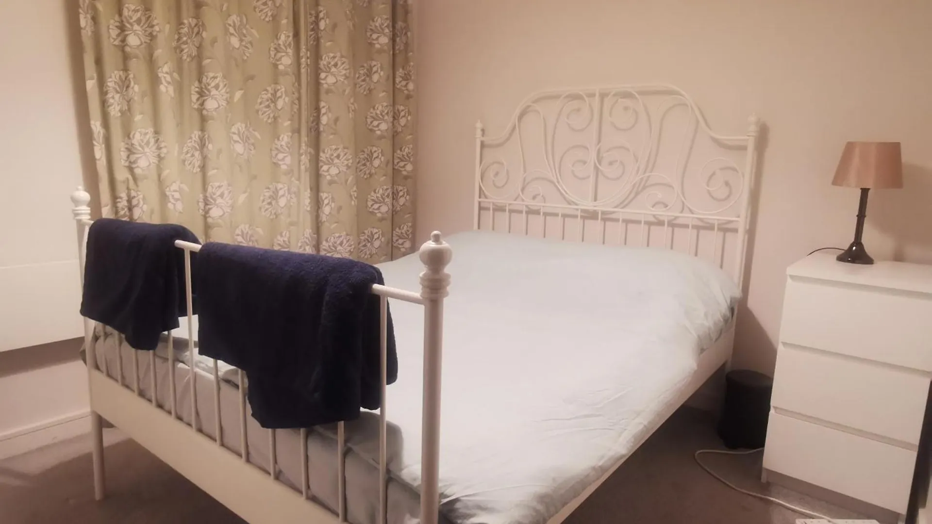 1 Bed Apartment In Cardiff Bay -Dixie Buildings 0*,
