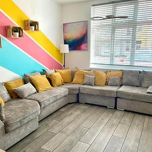 Spacious Group Haven: 8-bedroom Comfort Near Town & , Bournemouth United Kingdom